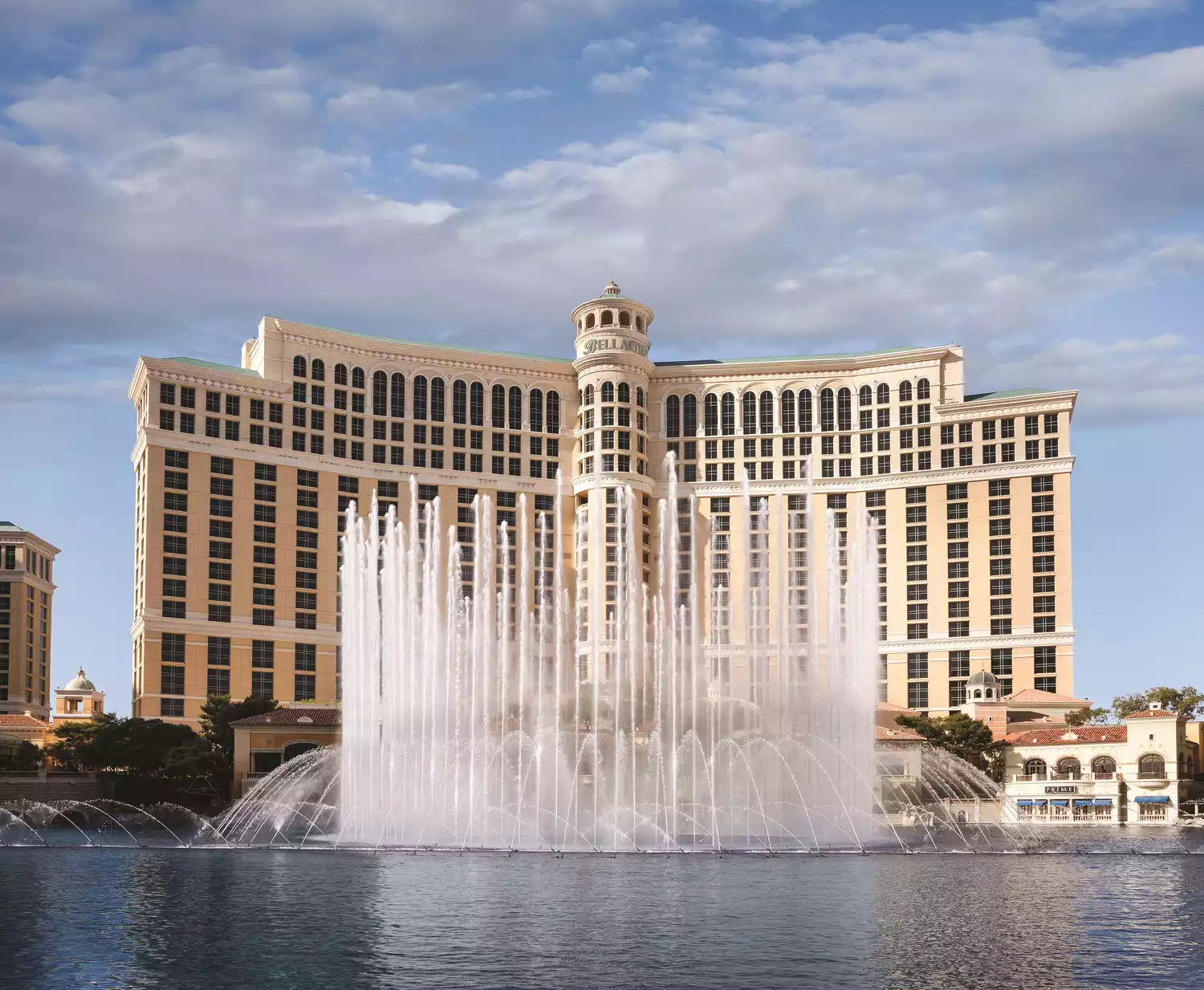 Đài phun nước lớn bừng sáng trước khách sạn Bellagio ở Las Vegas