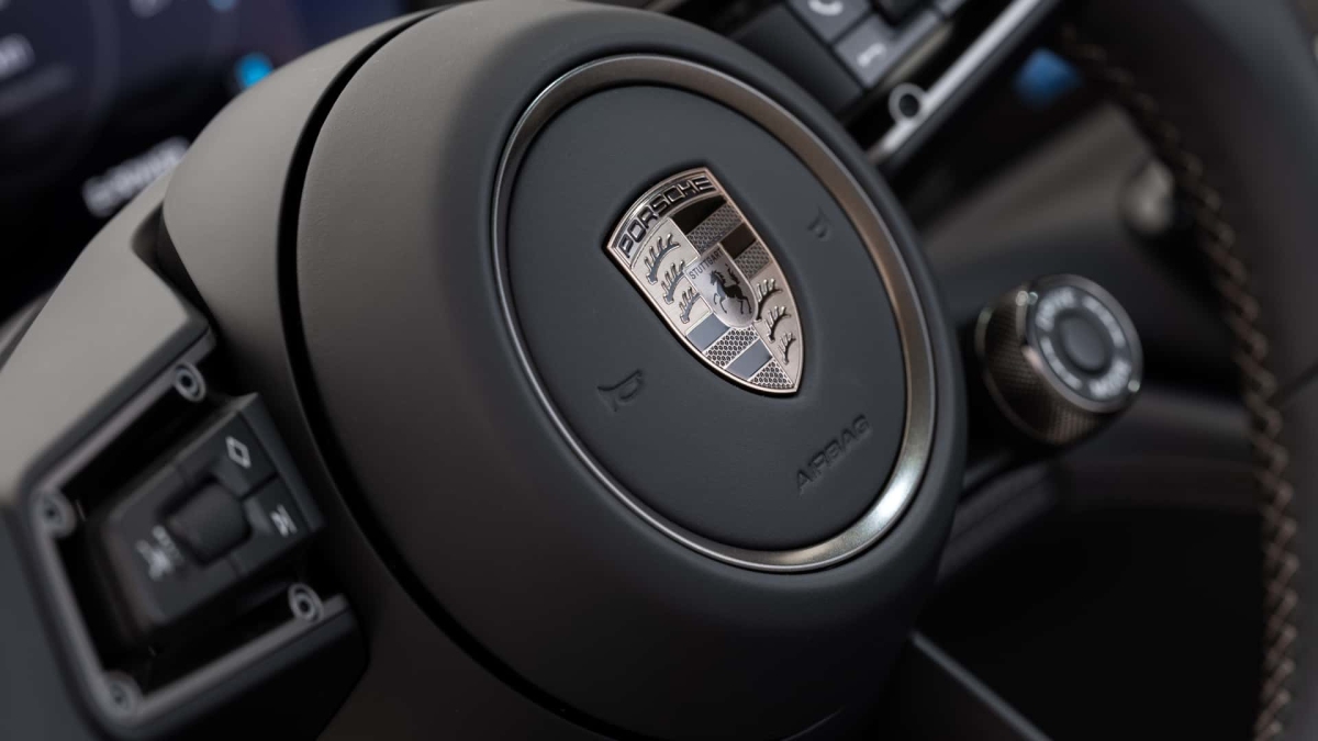 Porsche Panamera thế hệ mới ra mắt, giá từ 100.000 USD