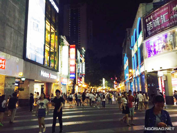 Đường phố Quảng Châu nhộn nhịp về đêm.