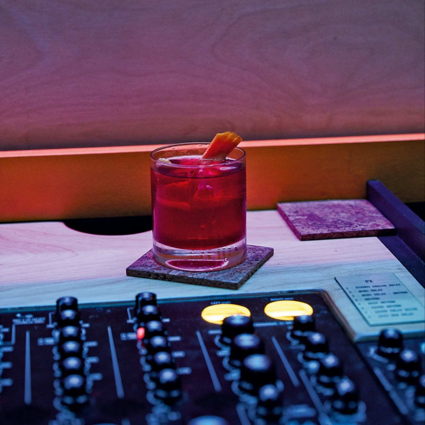 Thưởng cocktail với âm nhạc vinyl độc lạ