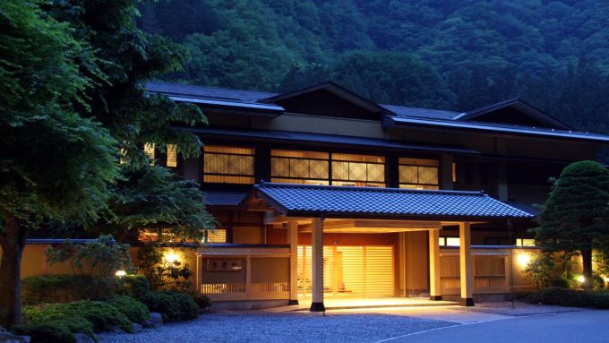Nghỉ đêm ở khách sạn cổ nhất thế giới Nishiyama Onsen Keiunkan