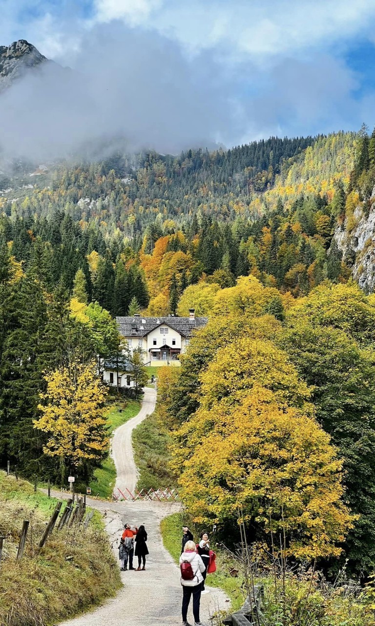 Mùa thu ở làng Hallstatt cổ nghìn tuổi châu Âu
