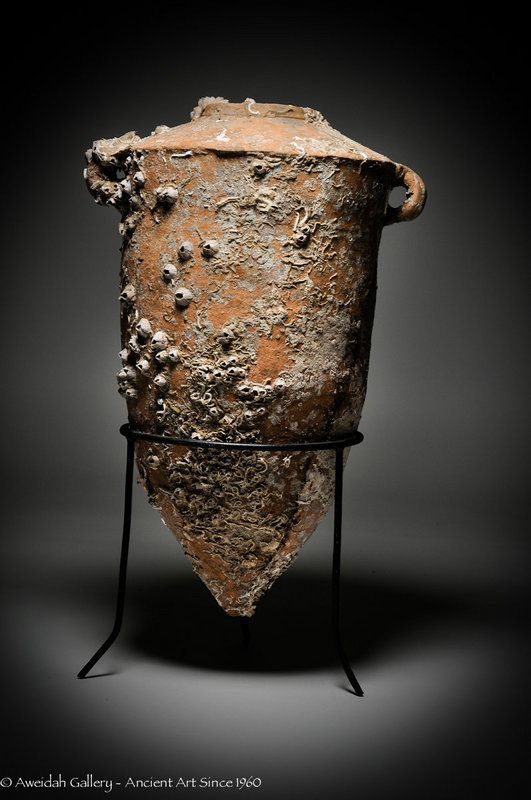 Bình rượu Amphora bằng gốm được phát hiện từ một vụ đắm tàu của người Phoenician đi giao thương