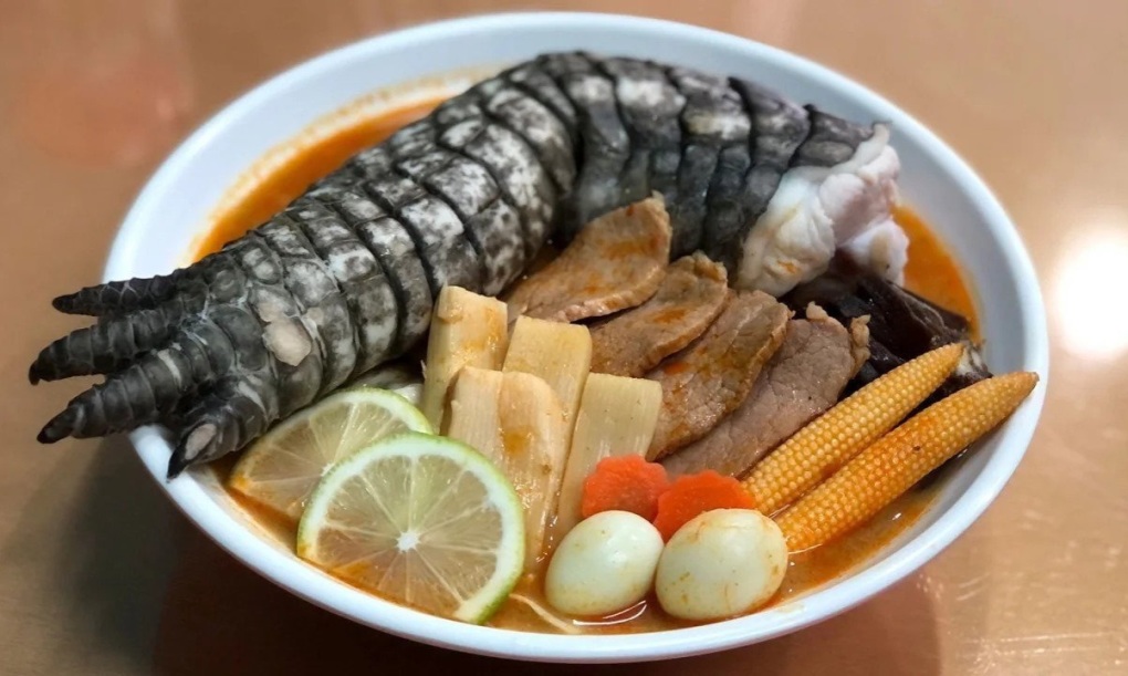"Độc lạ Đài Loan" với món mì ramen chân cá sấu