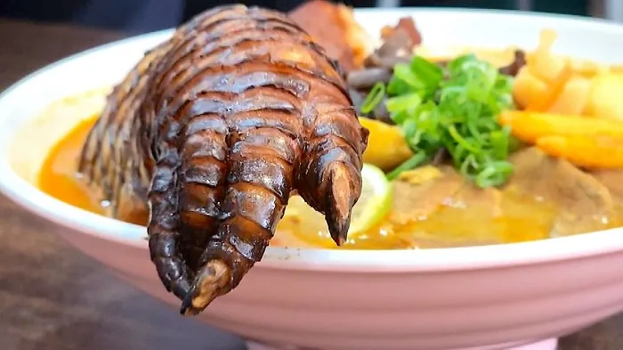 "Độc lạ Đài Loan" với món mì ramen chân cá sấu