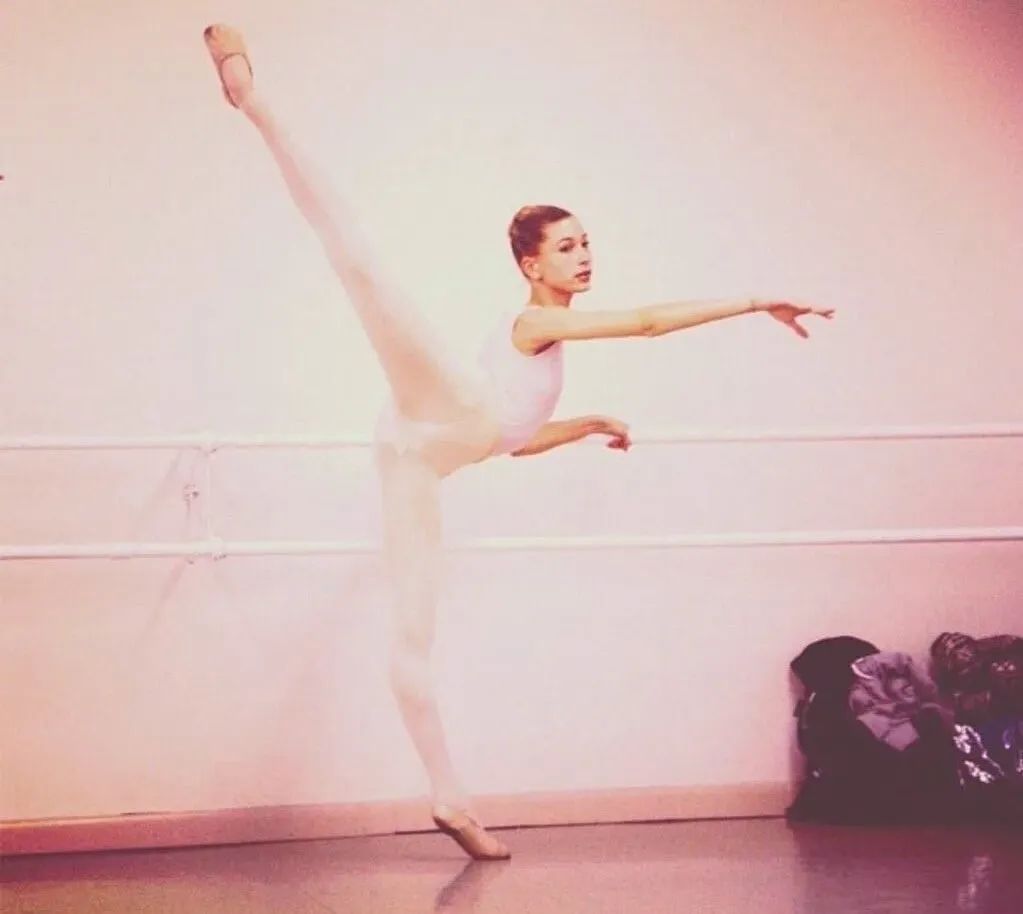 Hailey-Baldwin-ballet-dancer.jpg