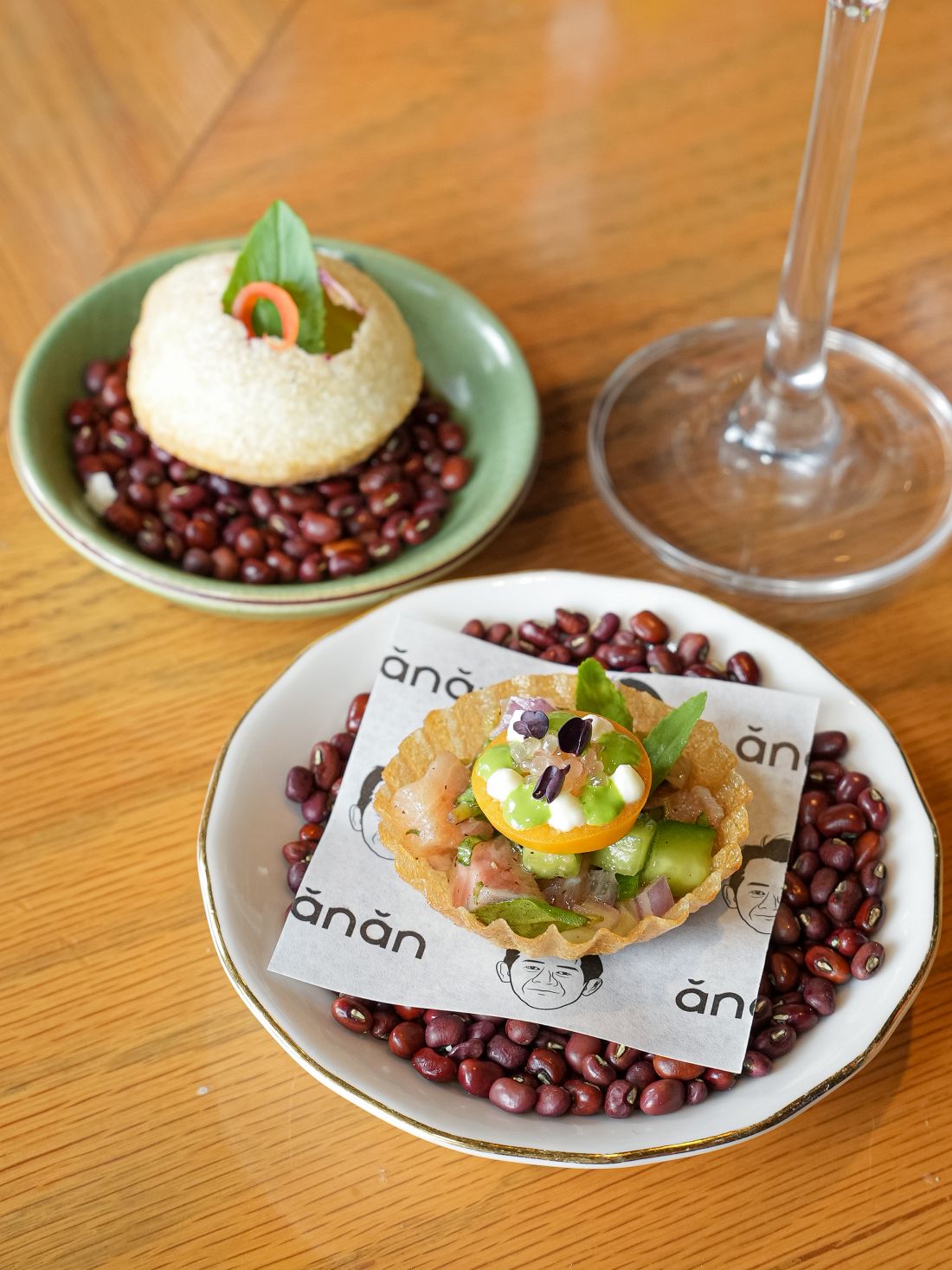 Hai món khai vị đồng điệu về mặt hình ảnh lẫn thành phần nguyên liệu. Bên trái là bánh Pani Puri (Masque), bên phải là Tartare cá cam (Anan Saigon)