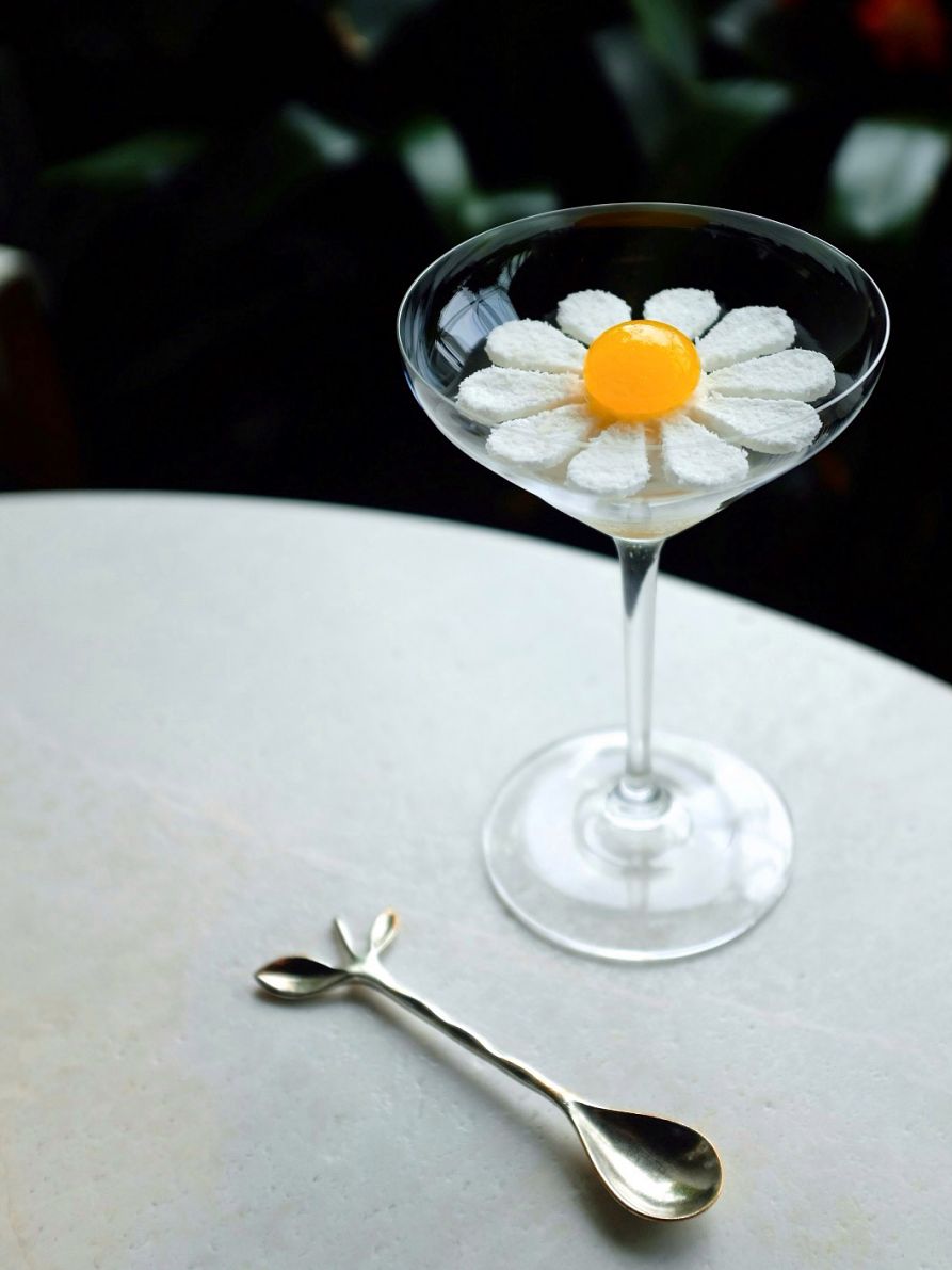 Món tráng miệng hình hoa cúc được làm từ dứa Ecuado với cách bài trí nhẹ nhàng, tinh tế