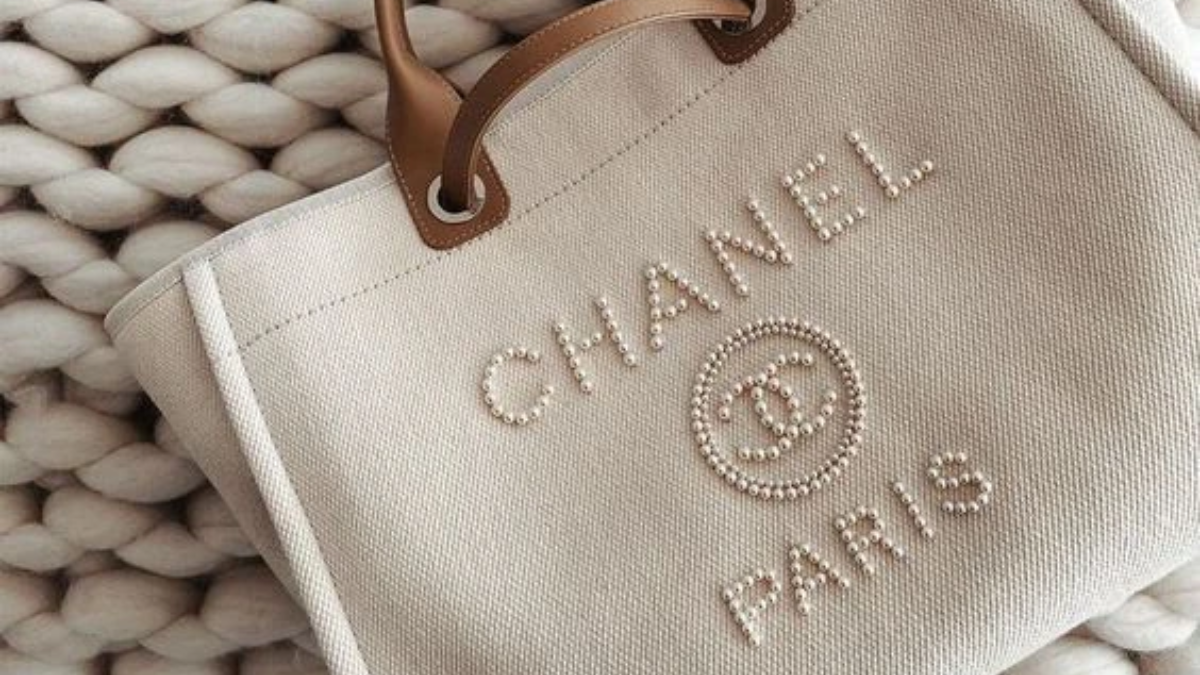 Túi xách Chanel Deauville: Người bạn đồng hành ven bờ biển
