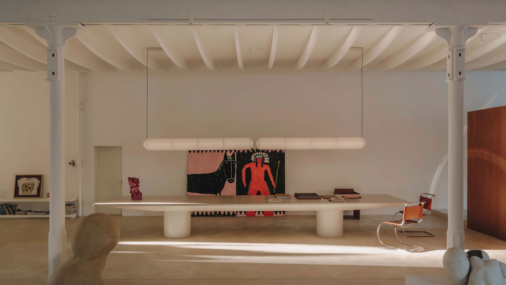 MESURA biến hóa nhà xưởng ở Barcelona thành phòng trưng bày nghệ thuật tối giản