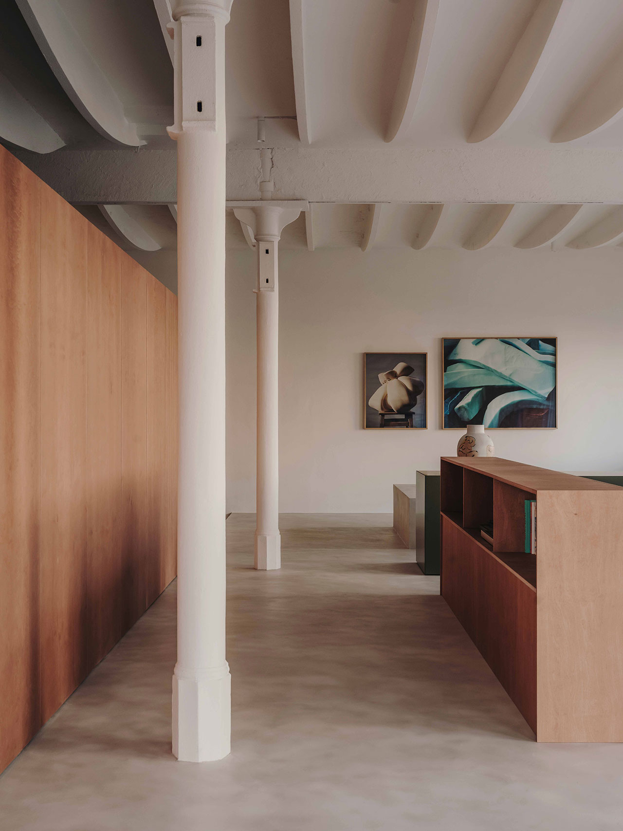 MESURA biến hóa nhà xưởng ở Barcelona thành phòng trưng bày nghệ thuật tối giản