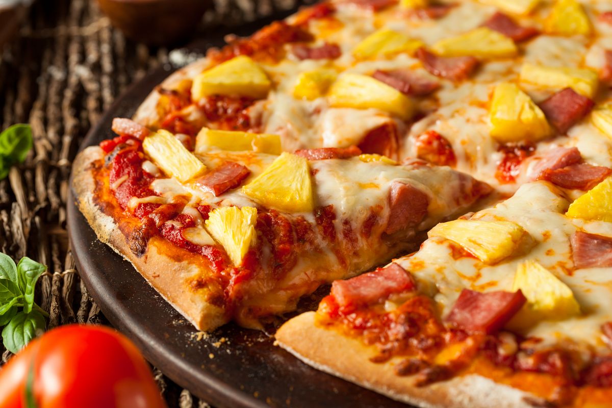 Món pizza có dứa, ngô, ớt chuông và đậm hương vị nhiệt đới thực sự lạ lẫm với người Ý