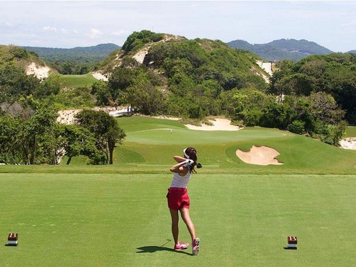 Sân golf được thiết kế bởi huyền thoại Greg Norman. Ảnh: golftimes