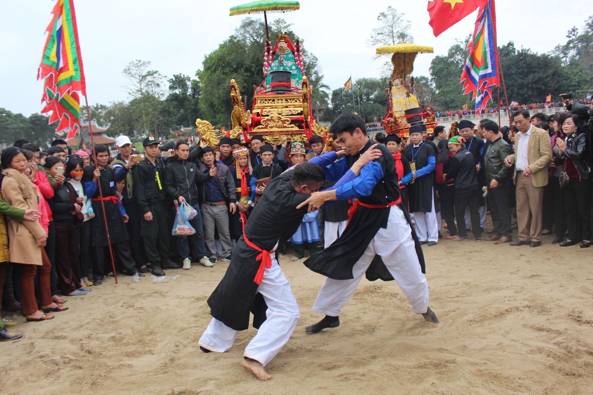 Vật hầu- Một nghi lễ trong lễ rước Mẫu sang sông tại lễ hội Đền Đông Cuông