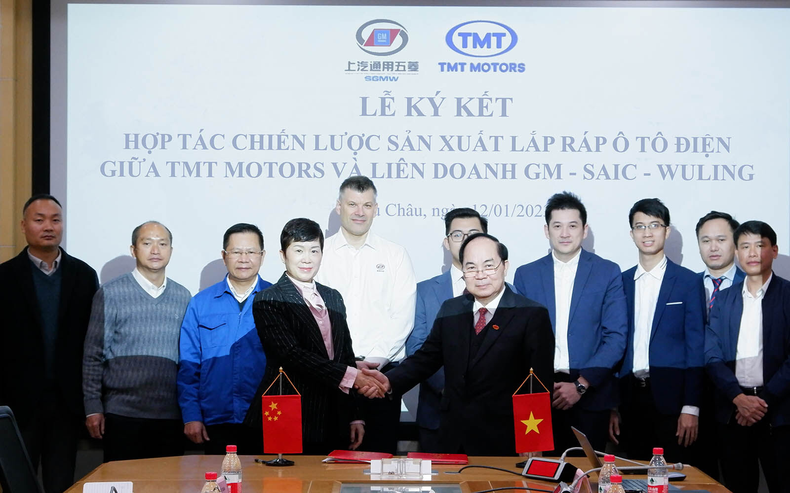 Ông Bùi Văn Hữu (phải) - Chủ tịch HĐQT TMT Motors cùng đại diện của liên doanh GM - (SAIC - WULING) tại buổi lễ ký kết hợp tác, ngày 12/01/2023