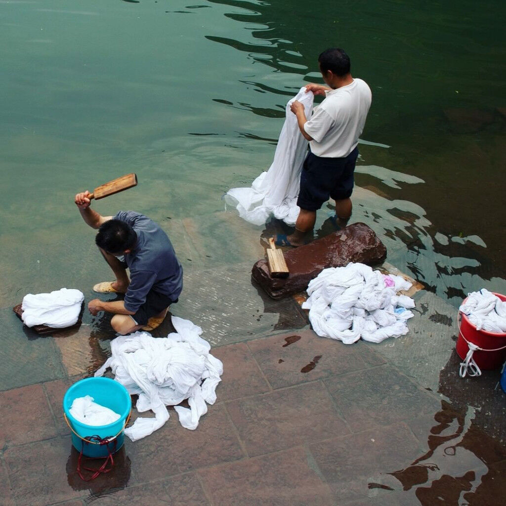 Người dân giặt đồ bên bờ sông. Ảnh: @duartelimavillas