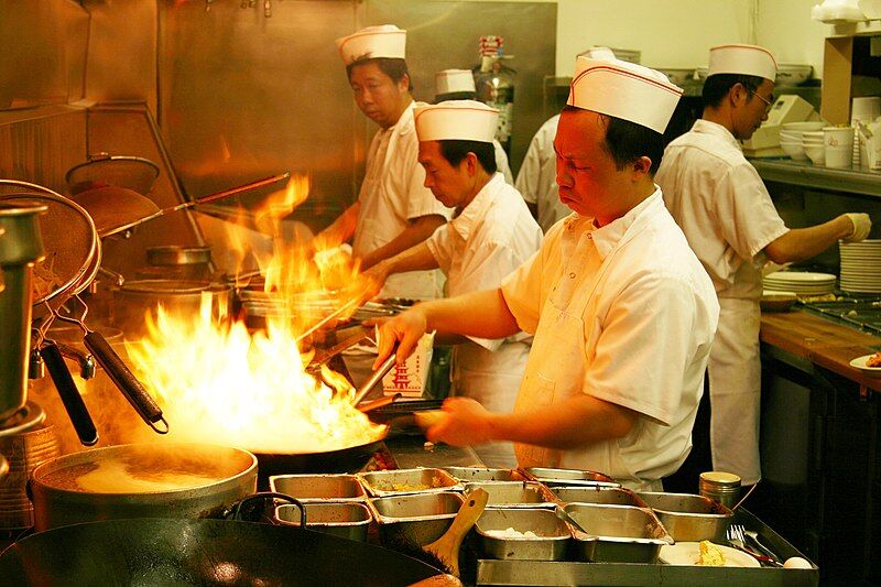 Các đầu bếp Quảng Đông đang chế biến món ăn. Ảnh: wikipedia.