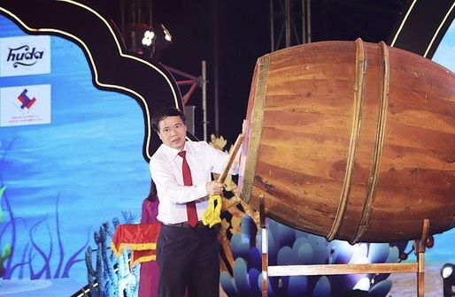 Chủ tịch UBND huyện Cẩm Xuyên Hà Văn Bình đánh trống khai hội