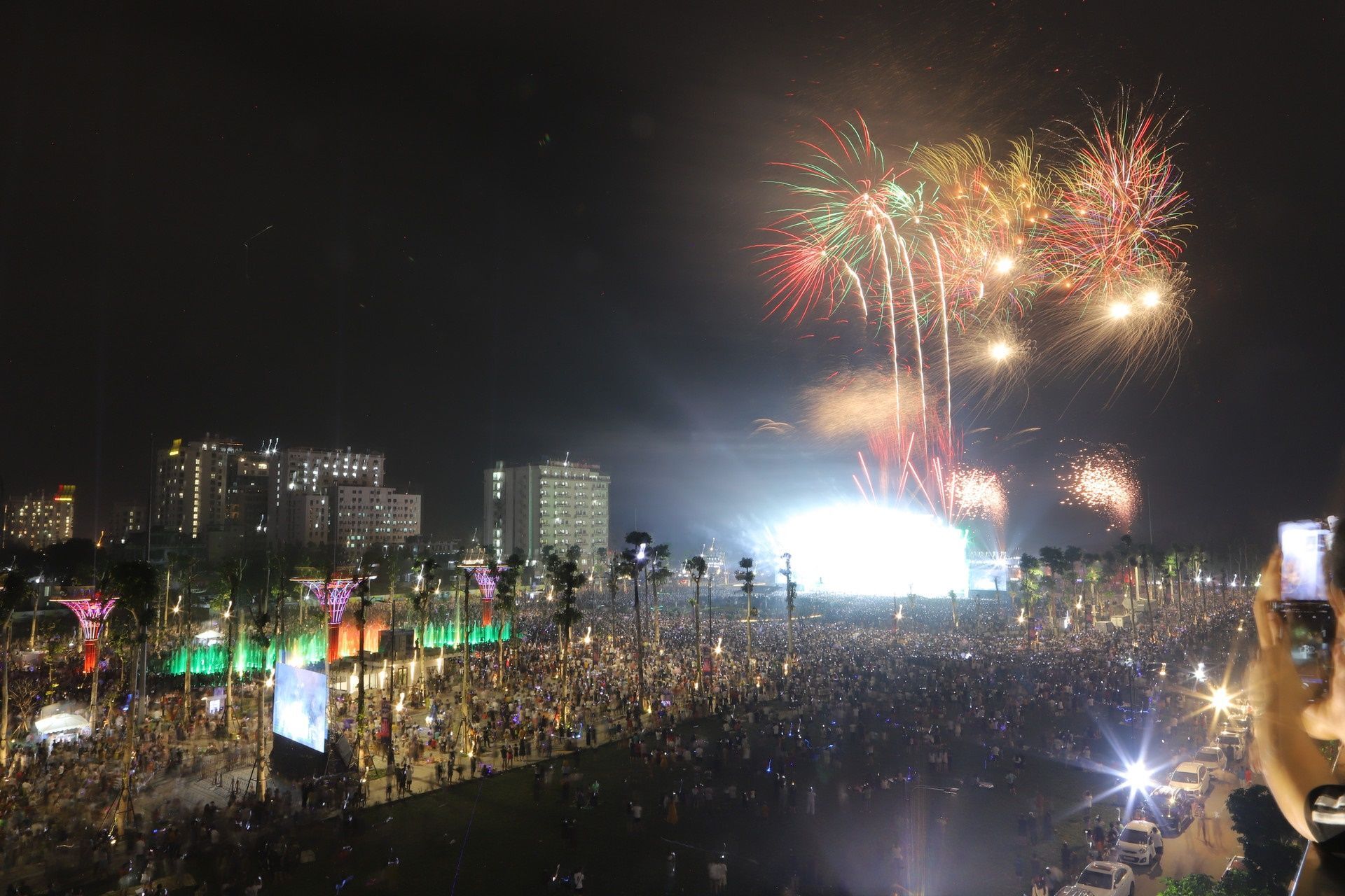 Màn bắn pháo hoa đã khép lại đêm khai mạc Lễ hội du lịch biển Sầm Sơn 2023, để lại nhiều ấn tượng trong lòng hàng vạn người dân và du khách tham dự.