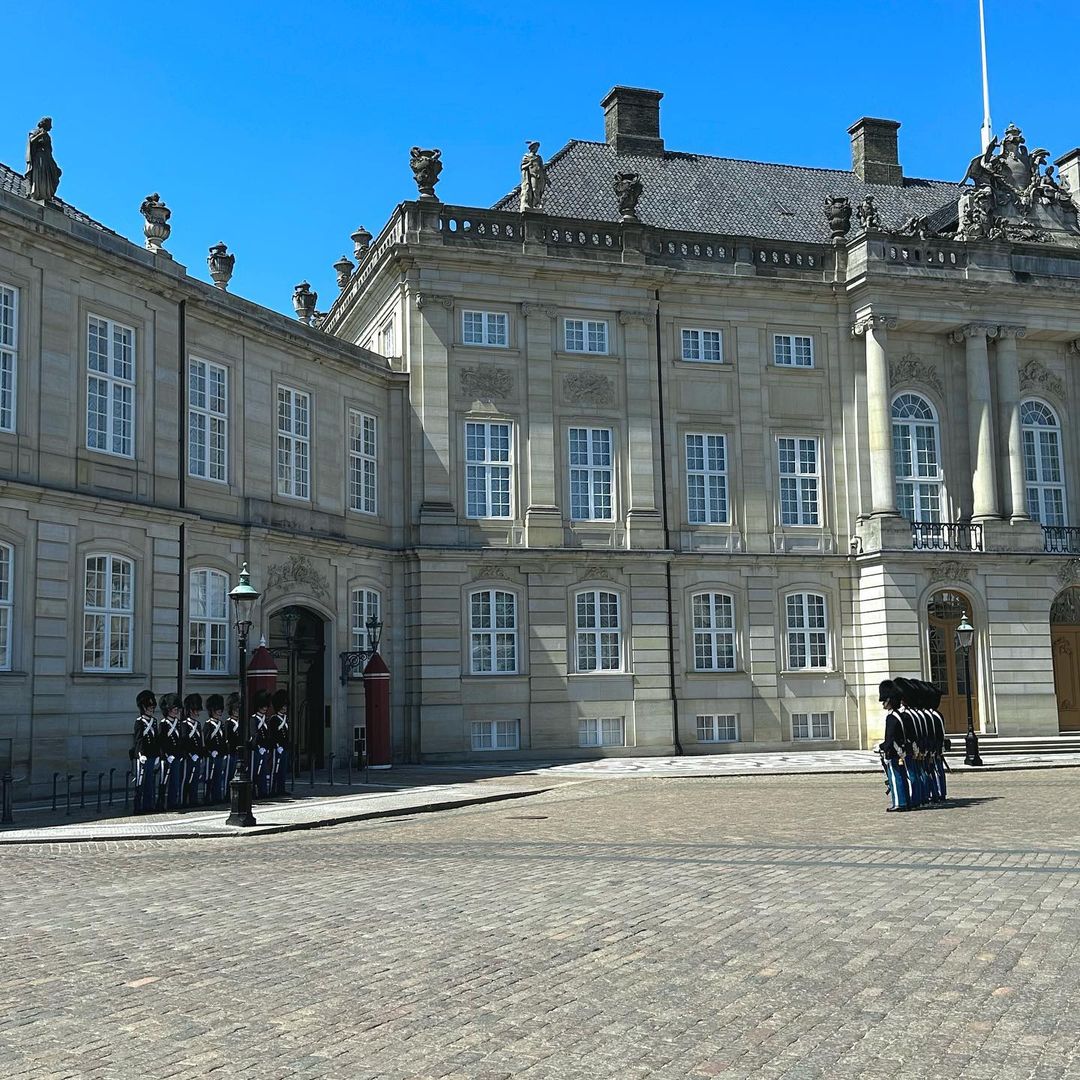 Amalienborg-Palace-ivivu-3