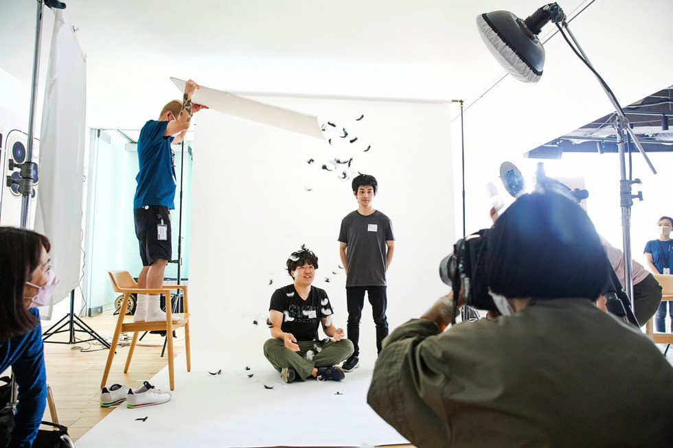 Một tình nguyện viên của Apple hỗ trợ chụp ảnh với chương trình Creative Studios ở Tokyo.