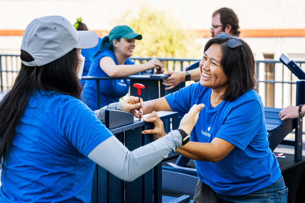 Các thành viên Apple dành thời gian tình nguyện ở Santa Clara, California.