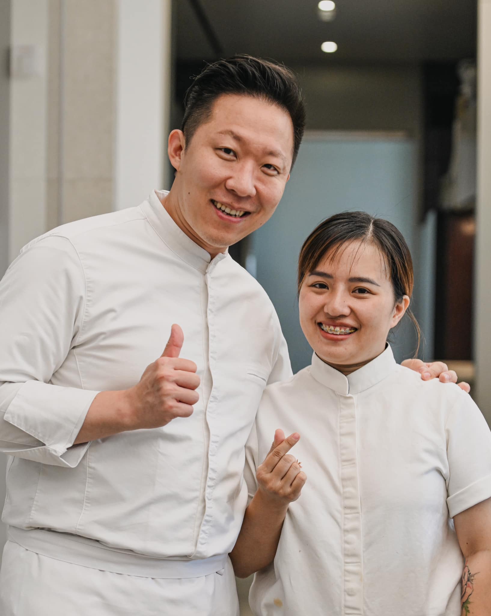 Chef Sam Trần (bên phải) và bếp trưởng Jun Lee.
