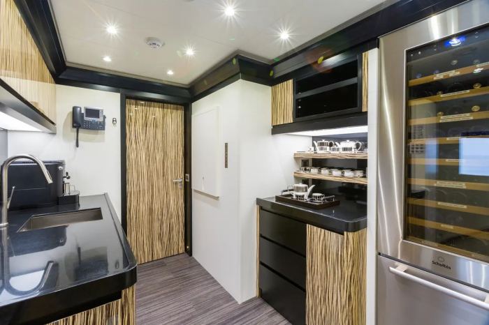 Không gian bếp trên du thuyền với tủ rượu vang