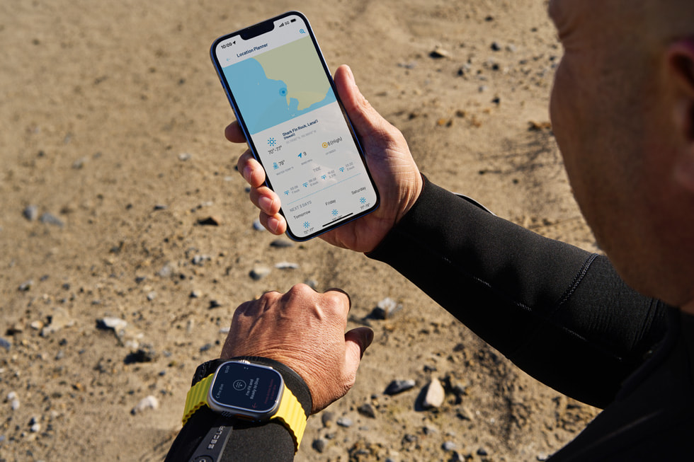 Một thợ lặn xem ứng dụng Oceanic+ trên Apple Watch Ultra.