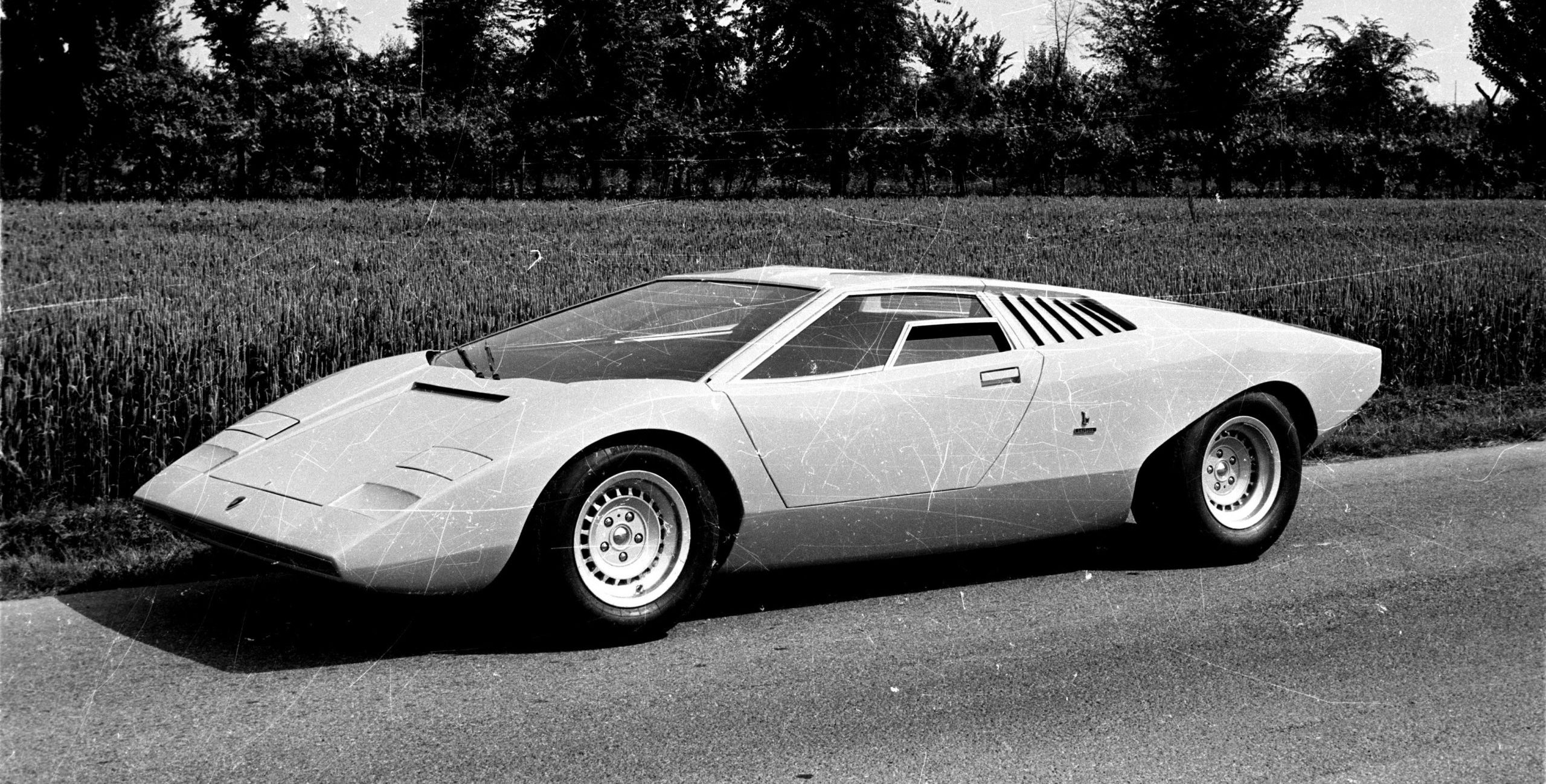 Tại sự kiện Brussels Motor Show vào năm 1969, chiếc Miura Roadster được trưng bày tại khu vực gian hàng Bertone đã thu hút mọi người ngay từ cái nhìn đầu tiên. Chiếc xe rất đẹp, nhưng vẫn cần một vài bước phát triển mà không thể thực hiện được khi đó. Do vậy, Lamborghini đã bắt tay vào hai dự án mới: một chiếc bốn chỗ đầu tiên (dựa trên nguyên mẫu Espada của năm 1967) và một chiếc xe loại nhỏ (Urraco – được phát triển vào năm 1968), nguyên mẫu đầu tiên được trình làng vào năm 1968. Vào năm 1981, phiên bản bốn cửa mang tên Faena – được sản xuất bởi Carrozzeria Frua dựa trên sự phát triển của chiếc Espada. Mọi người tại Sant’Agata Bolognese khi đó đã nghĩ về thị trường cho một chiếc Lamborghini bốn cửa.