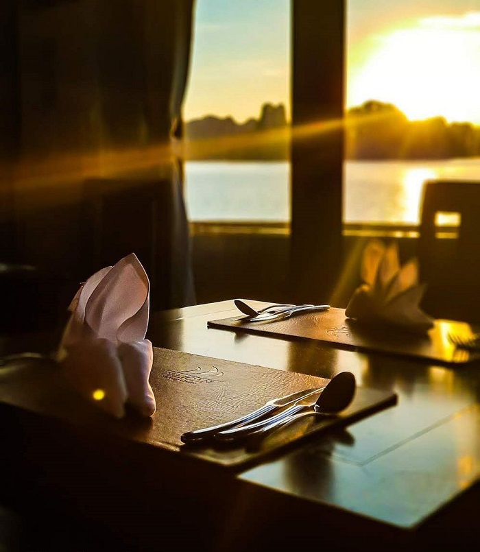 Nhà hàng sang chảnh trên du thuyền Pelican lý tưởng. Ảnh: Instagram @trang.vanessa304