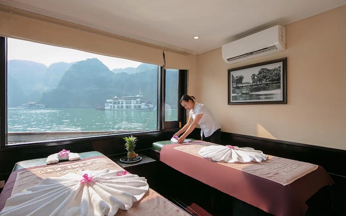 Dịch vụ massage trị liệu giúp du khách thư giãn tối đa tại du thuyền Pelican. Ảnh: Halong Bay Cruises
