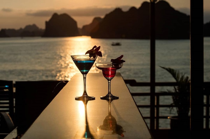 Du thuyền Pelican phục vụ nhiều loại đồ uống như cocktail, trà hoa quả, cafe và rượu vang. Ảnh: Instagram @pelicancruises.halongbay