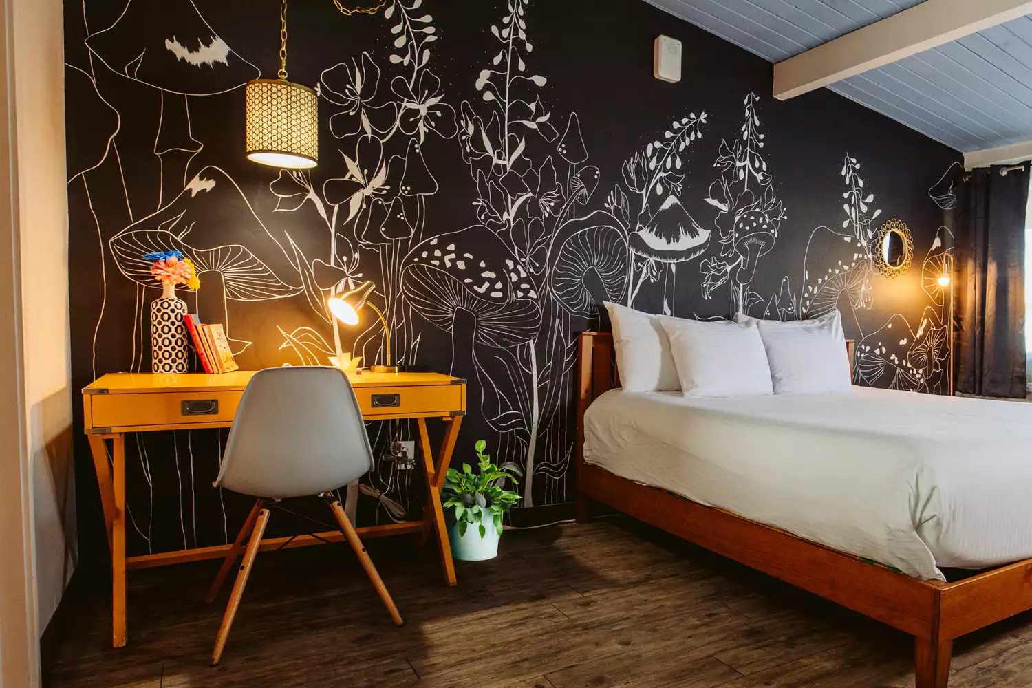 Phòng khách tại khách sạn McCoy với giấy dán tường in hình cây nấm