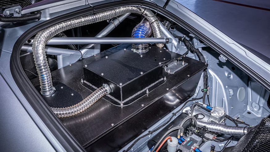 Vạn lý tốc độ - hơi thở của mãnh thú Mercedes-AMG GT2 697 mã lực
