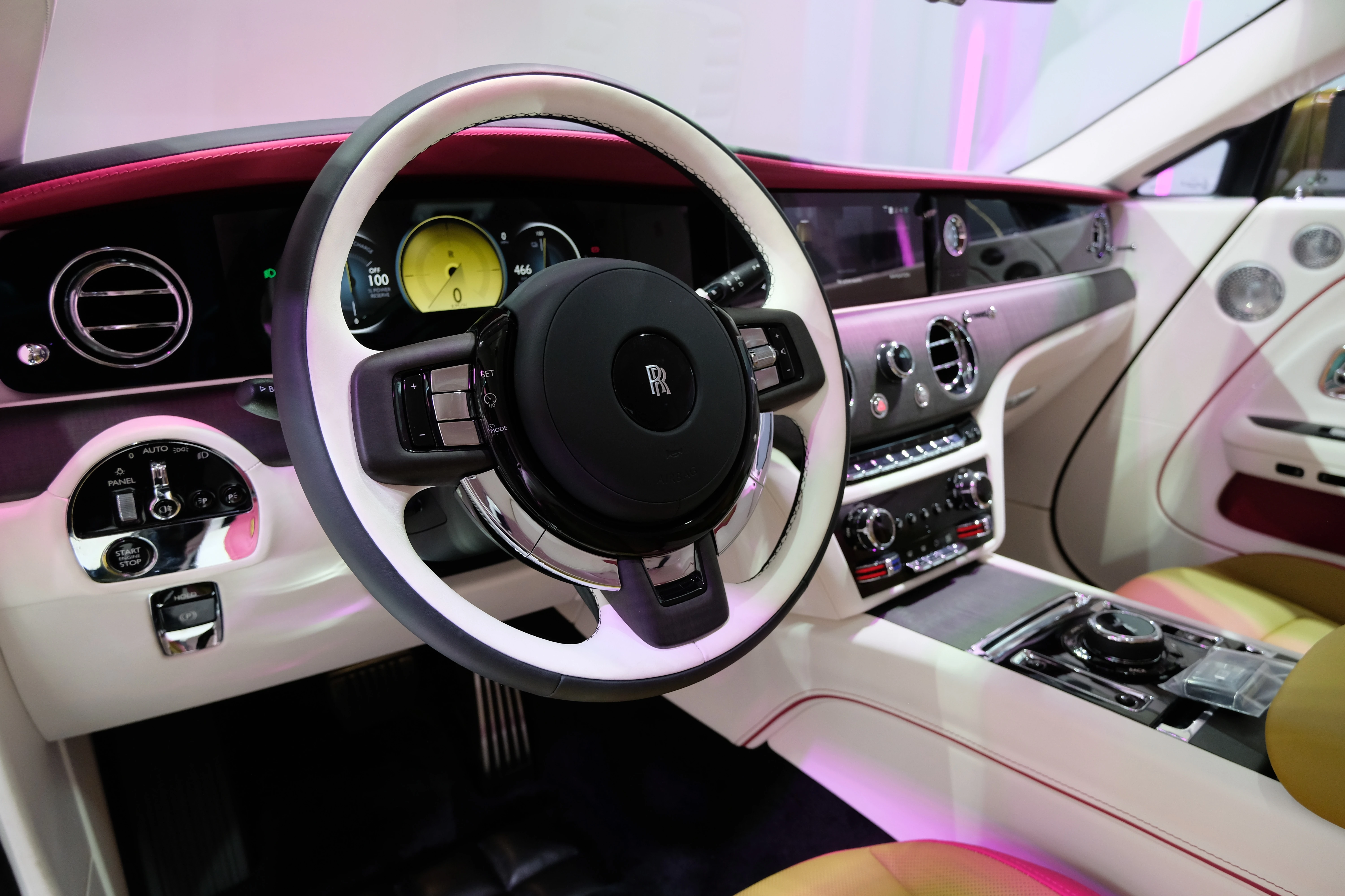 Khoang lái của Spectre vẫn mang phong cách quen thuộc của những chiếc xe Rolls-Royce