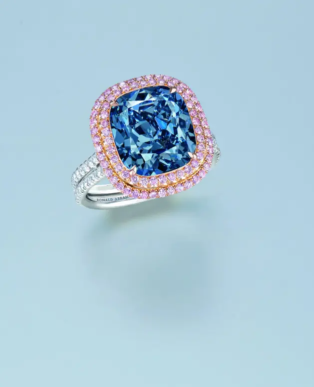 Nhẫn kim cương Ronald Abram màu xanh sống động được cắt hình cushion 5.2ct