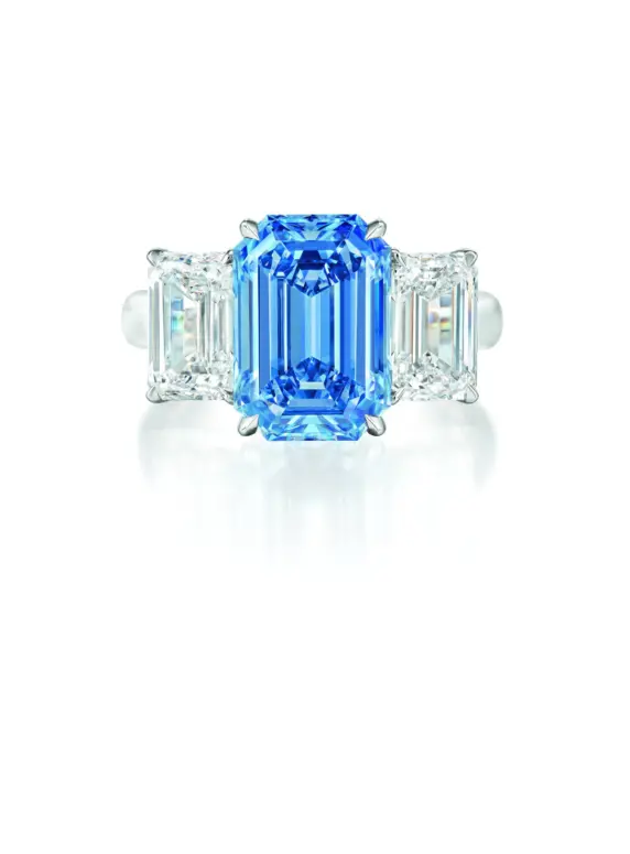 Chiếc nhẫn kim cương màu xanh lạ mắt được cắt bằng ngọc lục bảo của Ronald Abram 3.88ct