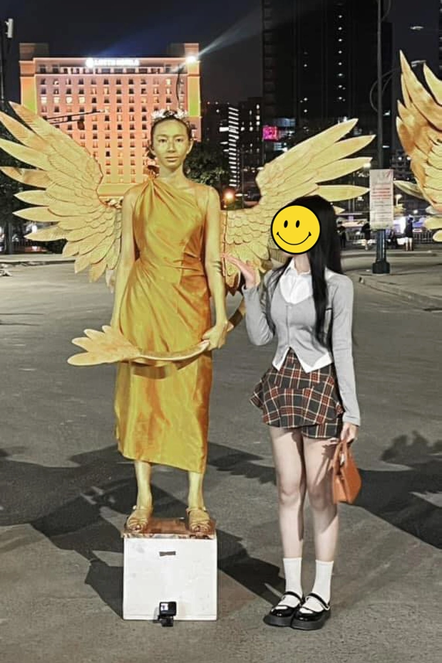 Bắt gặp Hoa hậu Thùy Tiên "dát vàng" kín người làm tượng  trên phố