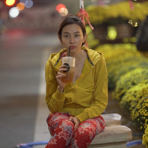 Bắt gặp Hoa hậu Thùy Tiên "dát vàng" kín người làm tượng  trên phố
