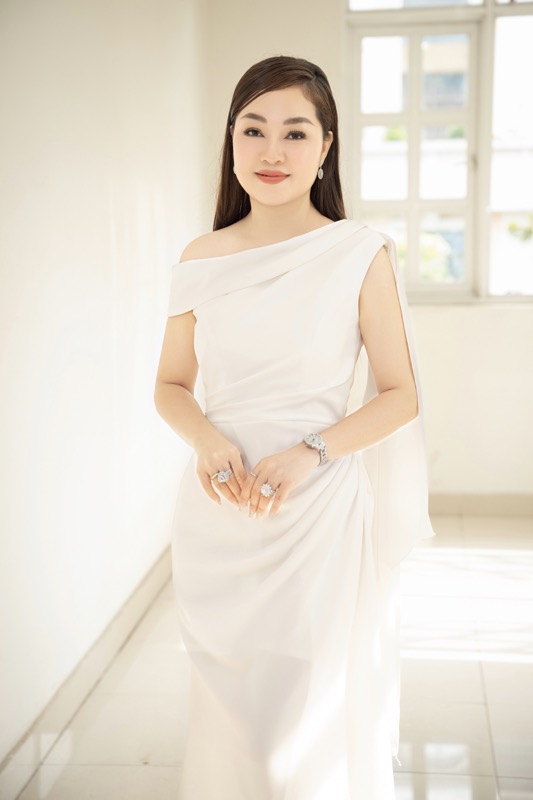 Hoa hậu Hoàng Thanh Nga chăm chỉ hoạt động thiện nguyện cuối năm