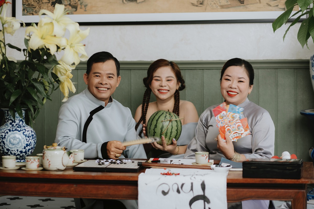 Tiktoker Phan Yến Nhi cùng gia đình diện áo dài Hà Thanh Huy đón Tết