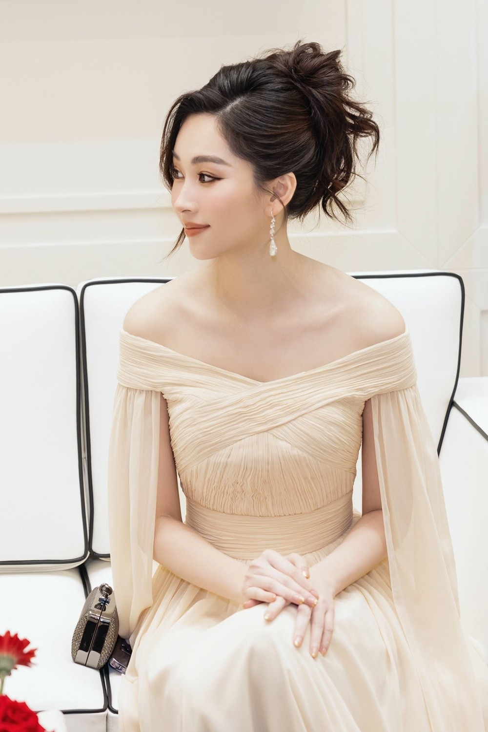 Hoa hậu Đặng Thu Thảo đeo trang sức hơn trăm tỉ đồng, khoe nhan sắc vạn người mê
