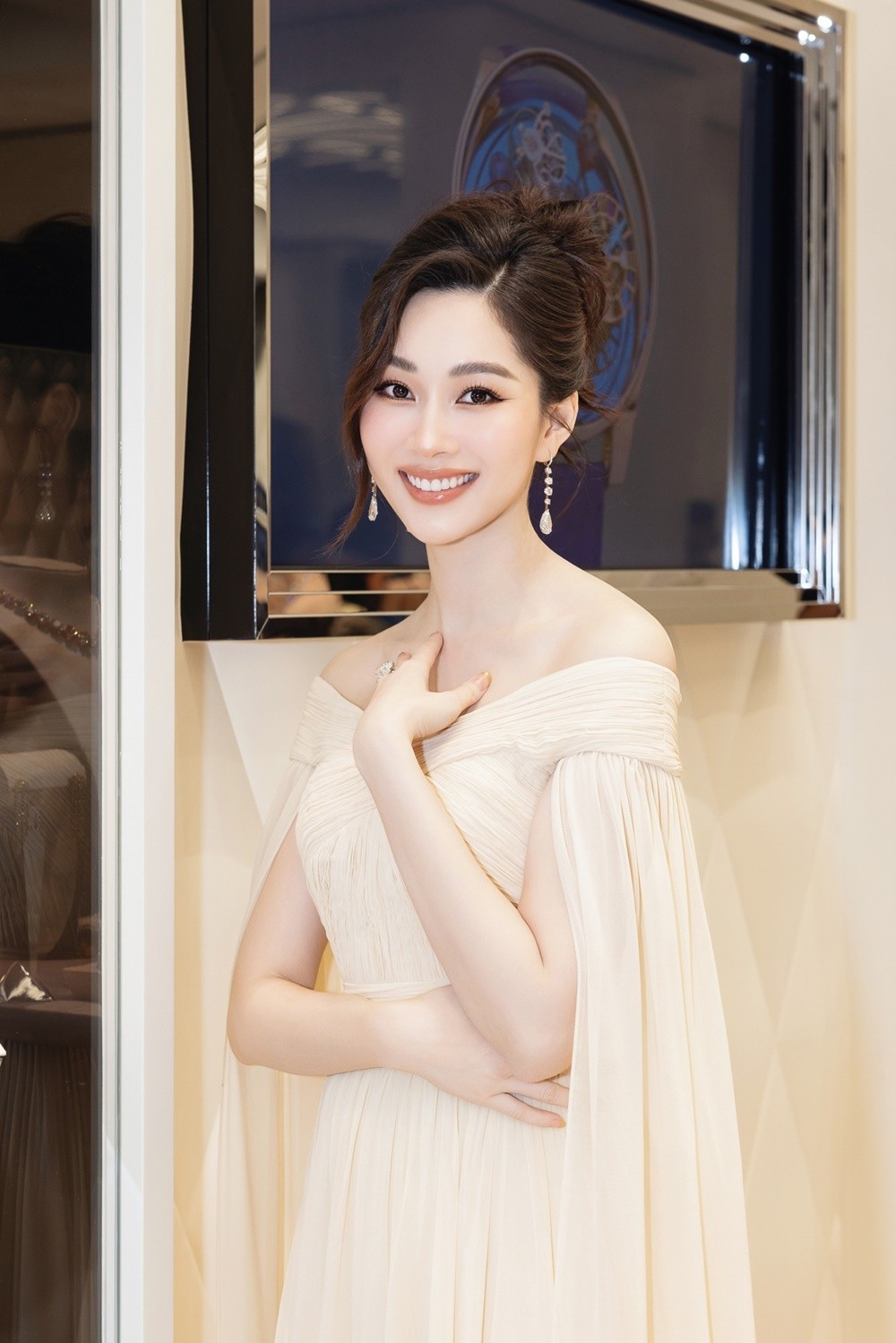 Hoa hậu Đặng Thu Thảo đeo trang sức hơn trăm tỉ đồng, khoe nhan sắc vạn người mê