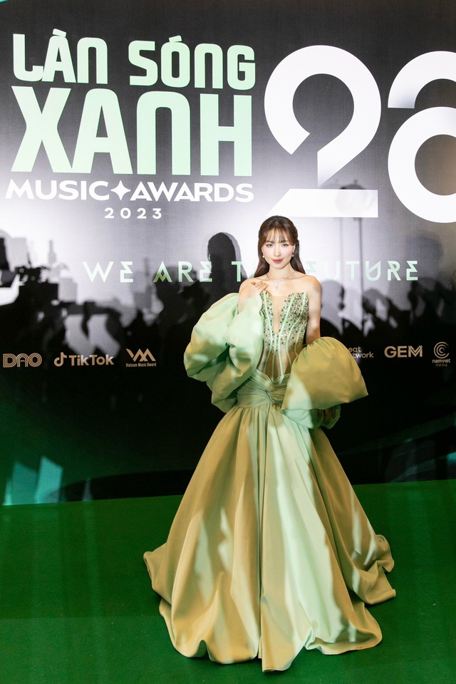 Nữ ca sĩ đeo trang sức trị giá gần nửa tỷ nhận giải Làn sóng xanh 2023