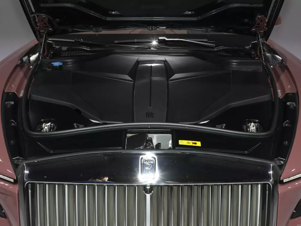 Bộ đôi xế khủng được Minh "Nhựa" nhá hàng sẽ về Việt Nam: Revuelto khẳng định đam mê Lamborghini, Spectre trải nghiệm xe điện của Rolls-Royce