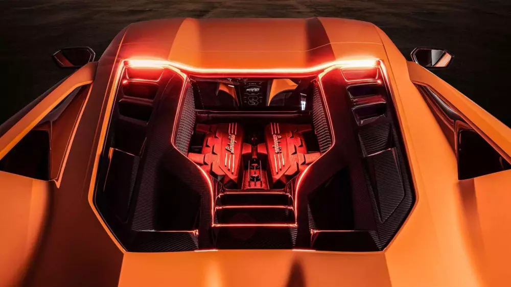 Bộ đôi xế khủng được Minh "Nhựa" nhá hàng sẽ về Việt Nam: Revuelto khẳng định đam mê Lamborghini, Spectre trải nghiệm xe điện của Rolls-Royce