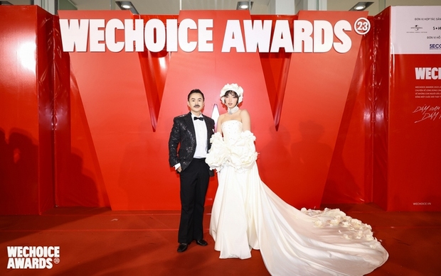 Binz - Châu Bùi lần đầu công khai nắm tay ở WeChoice Awards 2023,