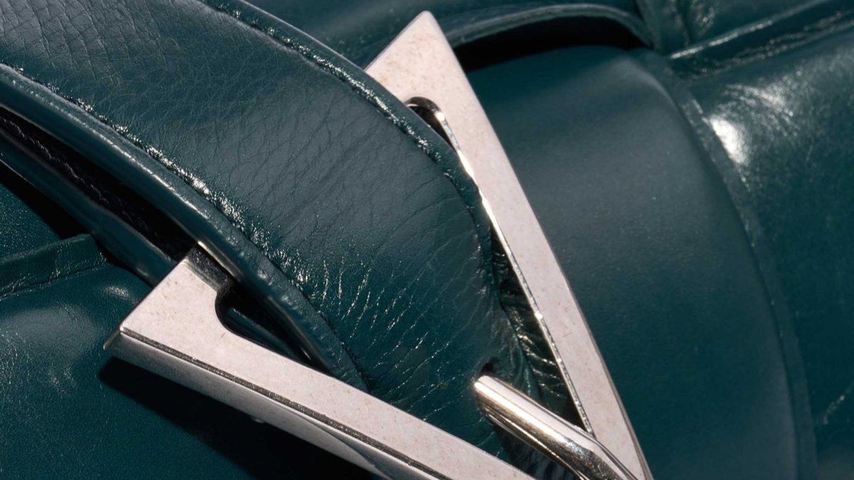 Túi Cassette Bottega Veneta: Sự cổ điển đen xen nét hiện đại