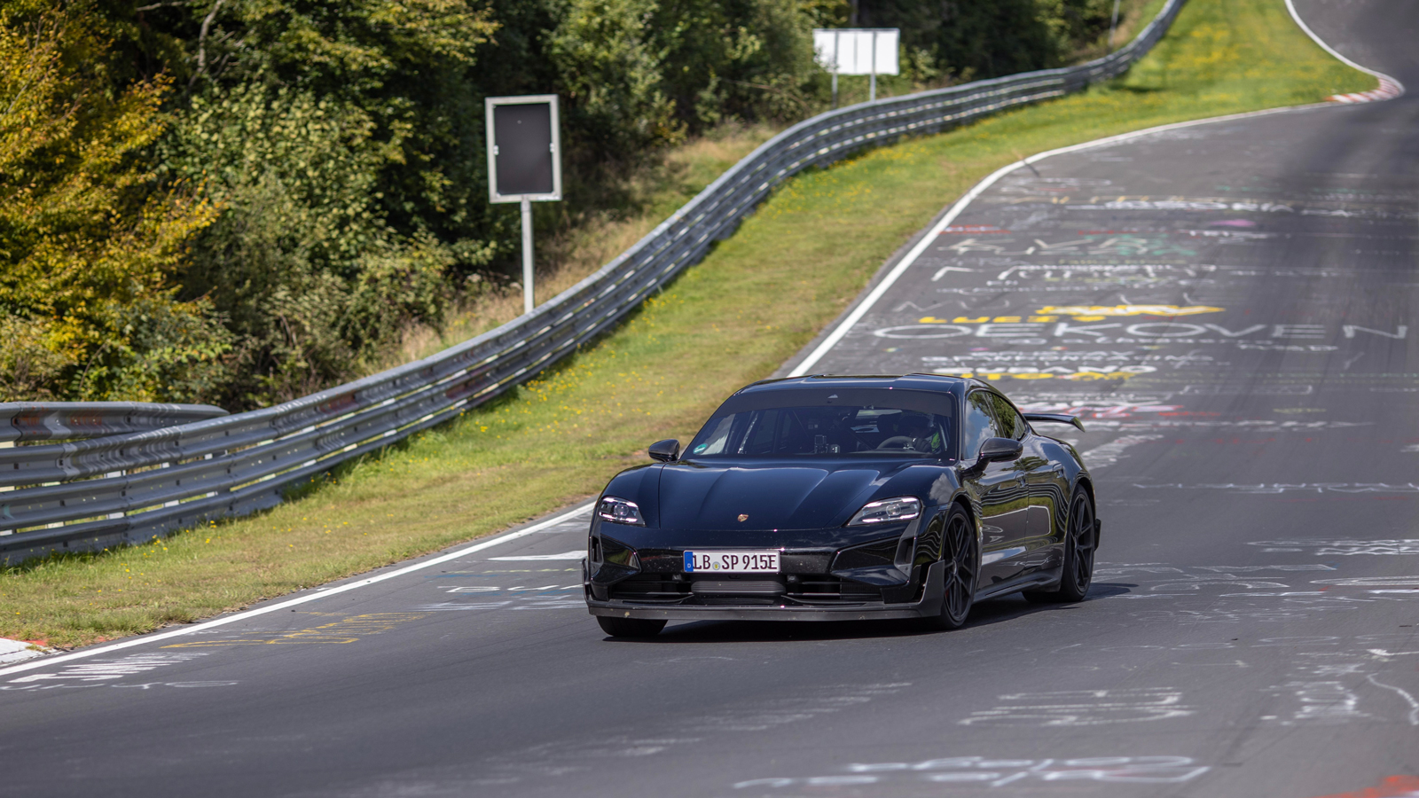 Porsche Taycan khiến Tesla Model S "hít khói toàn tập" trên đường đua Nürburgring